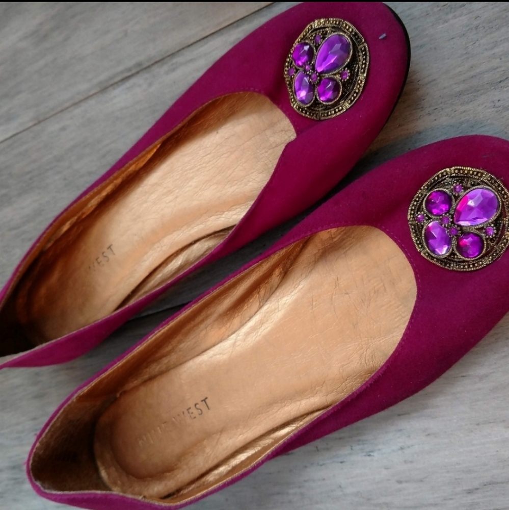 Gorgeous Nine West Magenta SUEDE Ballet Flats with medallion Size 8